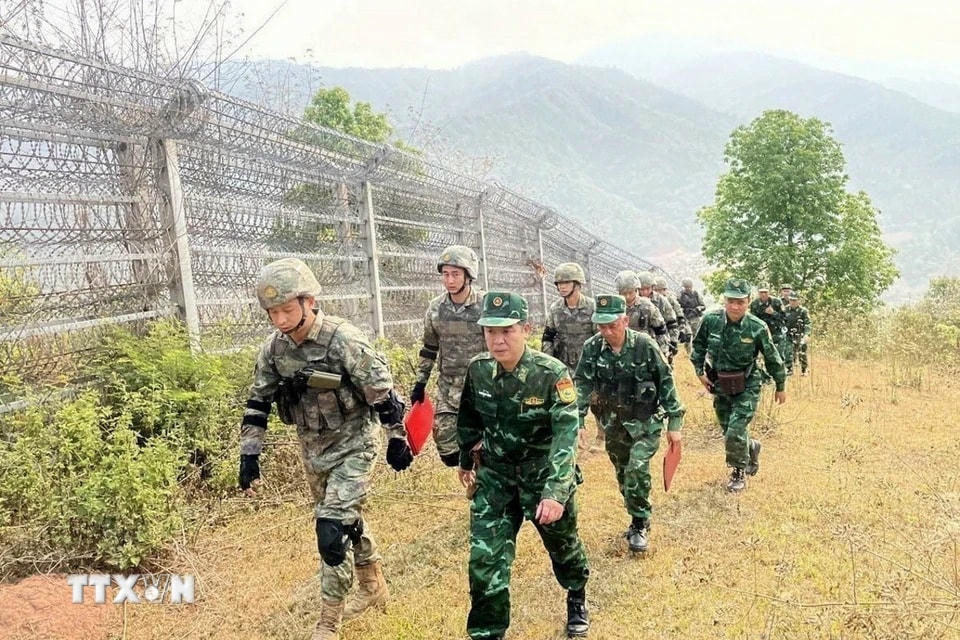 Lực lượng biên phòng hai nước Việt Nam-Trung Quốc tiến hành tuần tra song phương. (Ảnh: TTXVN phát)