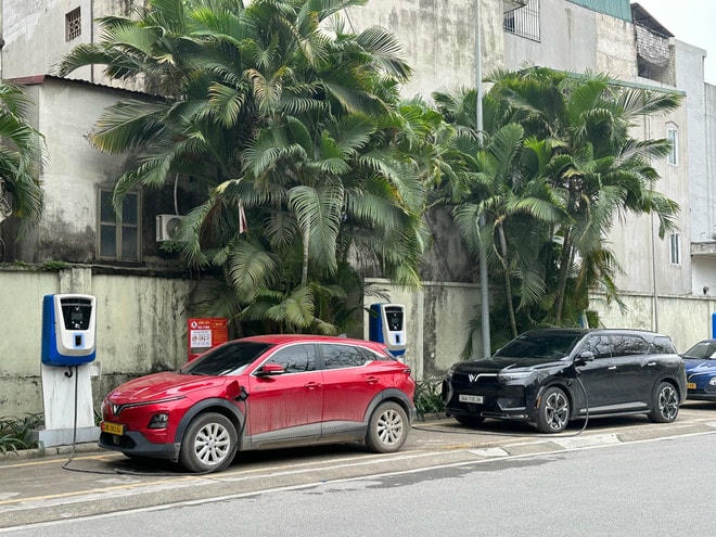 Một trạm sạc xe điện tại khu vực Times city. (Ảnh: Xuân Quảng/Vietnam+) vin.jpg