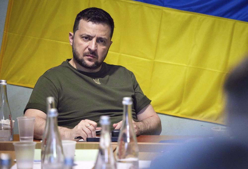 Tổng thống Ukraine Volodymyr Zelenskyy tham dự cuộc họp với các quan chức quân sự khi đến thăm vùng Mykolaiv. Ảnh: AP.