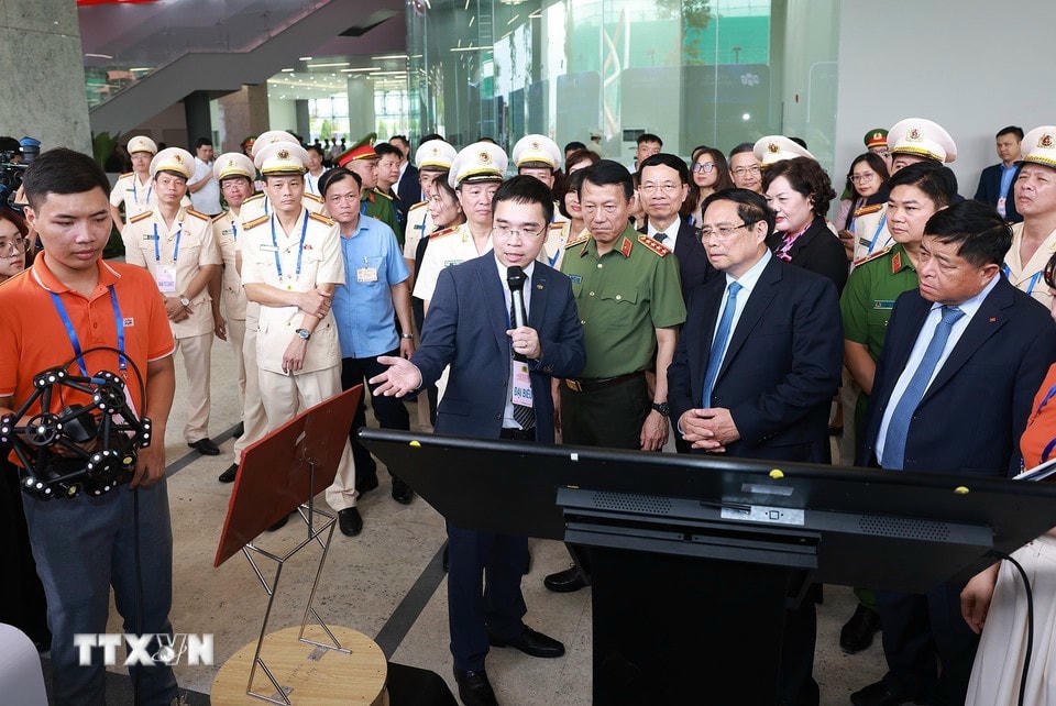 Thủ tướng Phạm Minh Chính tham quan gian hàng trưng bày sản phẩm công nghệ. (Ảnh: Dương Giang/TTXVN) ttxvn-thu-tuong-pham-minh-chinh-du-le-khai-truong-trung-tam-du-lieu-quoc-gia-8218595-2.jpg