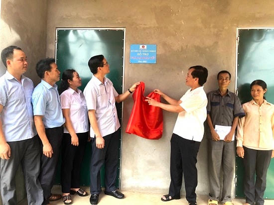 Ông Nguyễn Hải - Ủy viên BTV Tỉnh ủy, Chủ tịch Ủy ban MTTQ tỉnh, trao nhà Đại đoàn kết cho gia đình ông Hà Văn Tin - Khu Vượng, xã Xuân Đài, huyện Tân Sơn