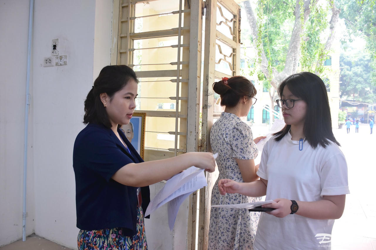 Cán bộ coi thi kiểm tra thông tin thí sinh trước khi vào phòng thi lớp 10 năm học 2024-2025. Ảnh: Nguyễn Hoài.