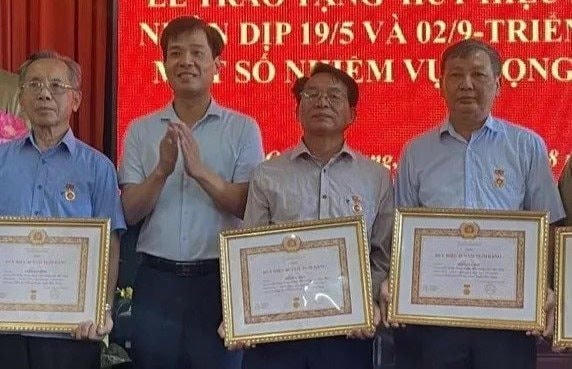 Ông Vũ Đức Nam (thứ 2, từ trái qua) tại một hoạt động ở xã Quang Trung.