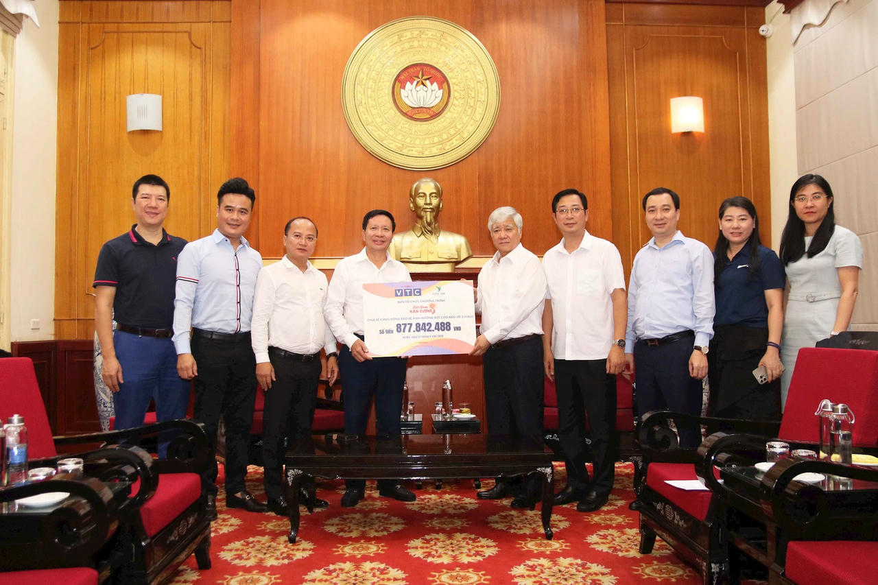 Chủ tịch Đỗ Văn Chiến tiếp nhận ủng hộ từ Ban Tổ chức chương trình