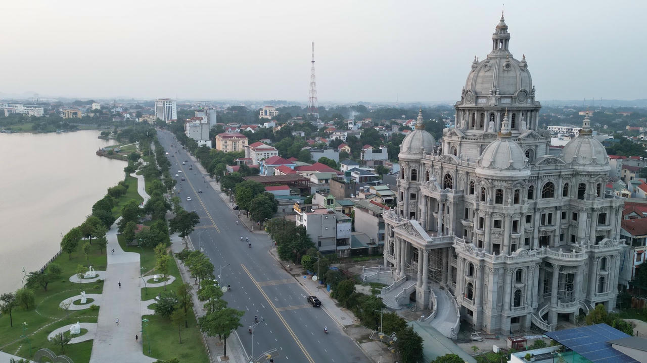 Nằm ngay mặt đường Nguyễn Tất Thành, giáp Công viên Văn Lang, lâu đài Hải Linh sừng sững giữa mây trời, tạo điểm nhấn cho TP Việt Trì.