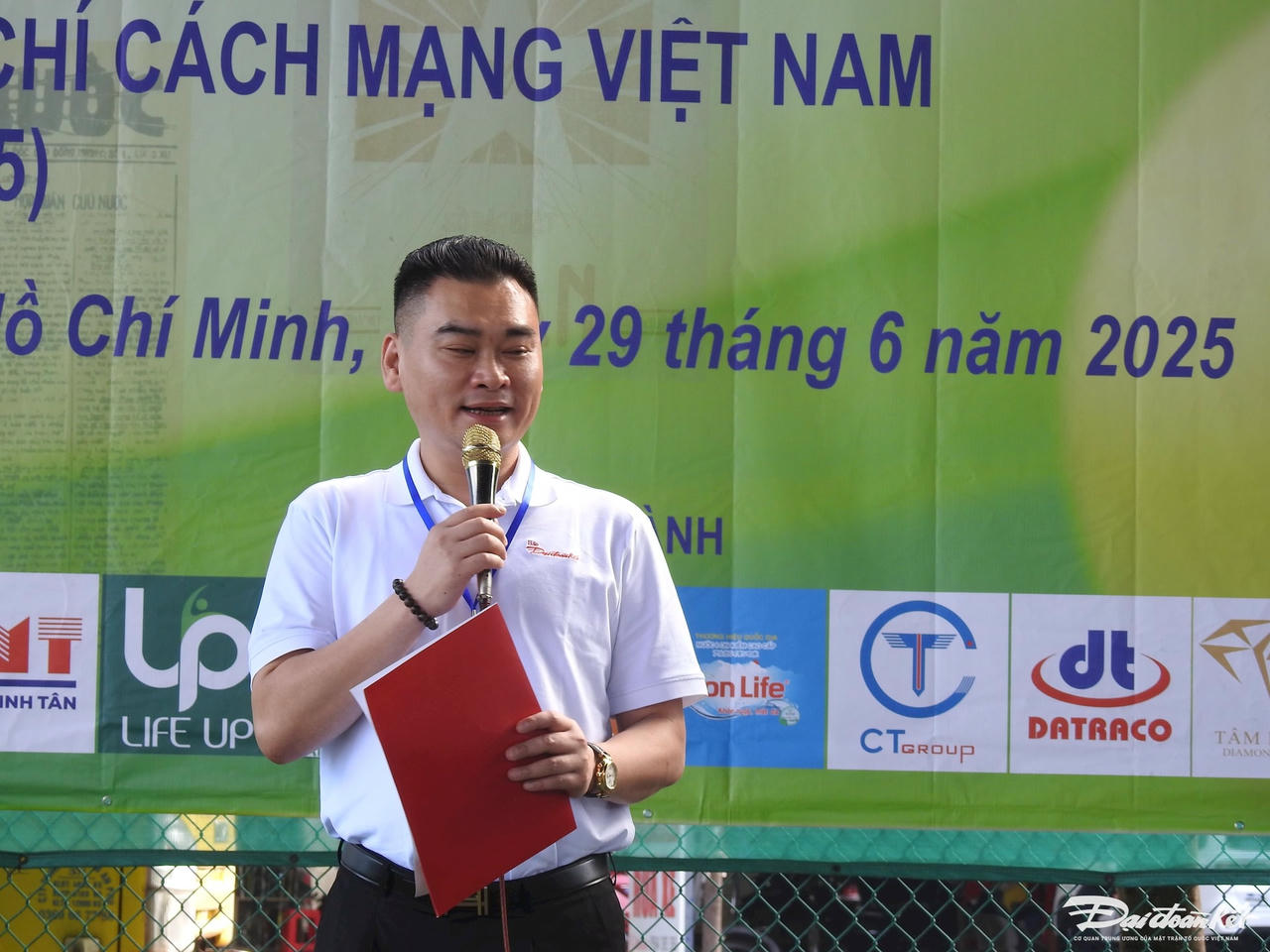 Nhà báo Trần Bảo Trung, phó Tổng biên tập báo Đại đoàn kết phát biểu khai mạc giải đấu. (ảnh Đ.Xá).