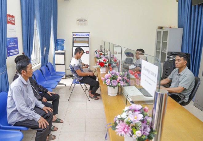 Người dân đến làm thủ tục tại Trung tâm phục vụ hành chính công xã biên giới Nậm Kè, tỉnh Điện Biên. (Ảnh: Trung Kiên/TTXVN) chinh-quyen-hai-cap-1.jpg