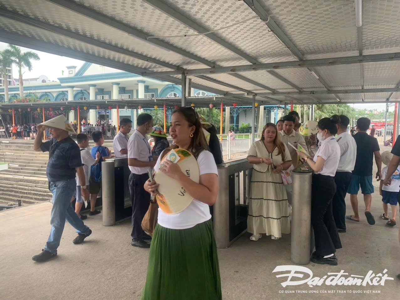 Tuy nhiên, kể từ khi lắp đặt năm 2019 đến nay, khách vẫn dùng vé giấy đi qua cửa từ, nhân viên vẫn dùng phương pháp thủ công là bấm lỗ để kiểm soát vé. Ảnh: Nguyễn Quý. 