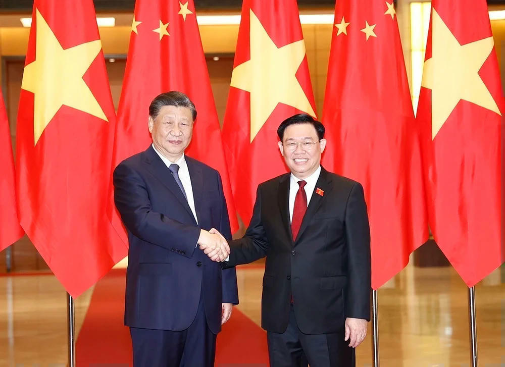 Chủ tịch Quốc hội Vương Đình Huệ và Tổng Bí thư, Chủ tịch nước Trung Quốc Tập Cận Bình chụp ảnh chung. (Ảnh: Doãn Tấn/TTXVN) ttxvn-chu-tich-quoc-hoi-hoi-kien-2-310.jpg