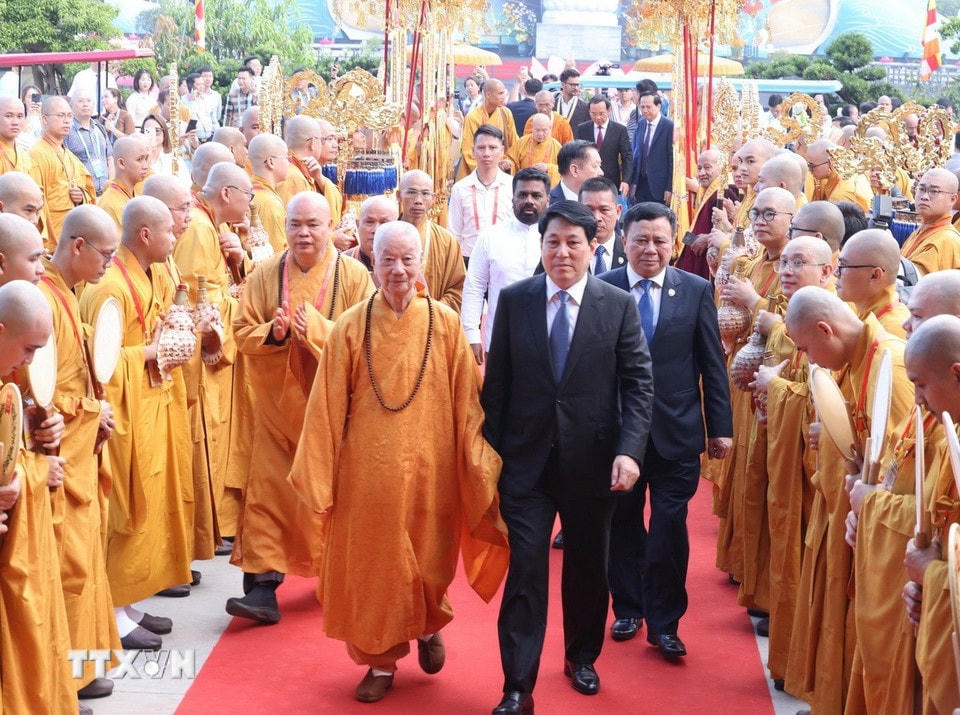 Chủ tịch nước Lương Cường và Trưởng lão hòa thượng Thích Trí Quảng, Pháp chủ Giáo hội Phật giáo Việt Nam dự khai mạc Đại lễ Phật đản Liên hợp quốc - Vesak 2025. (Ảnh: Lâm Khánh/TTXVN)
