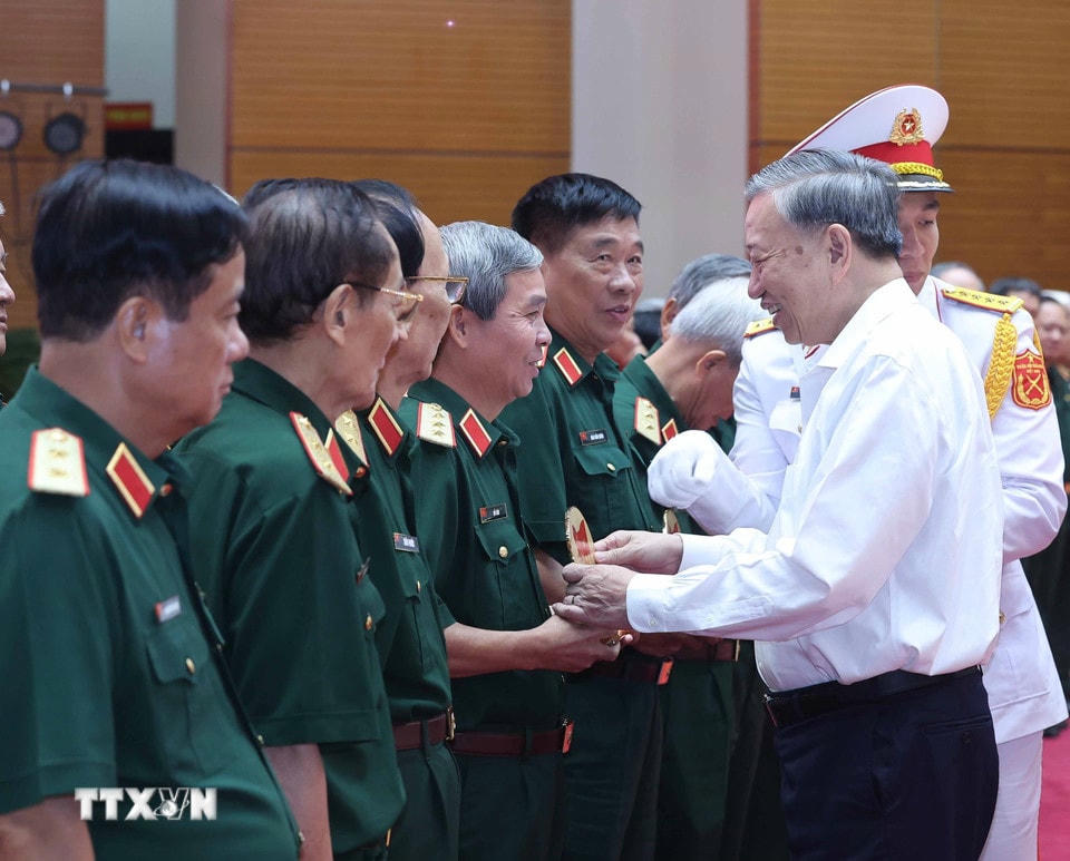 Tổng Bí thư Tô Lâm với các tướng lĩnh, Anh hùng lực lượng vũ trang nhân dân. (Ảnh: Thống Nhất/TTXVN)
