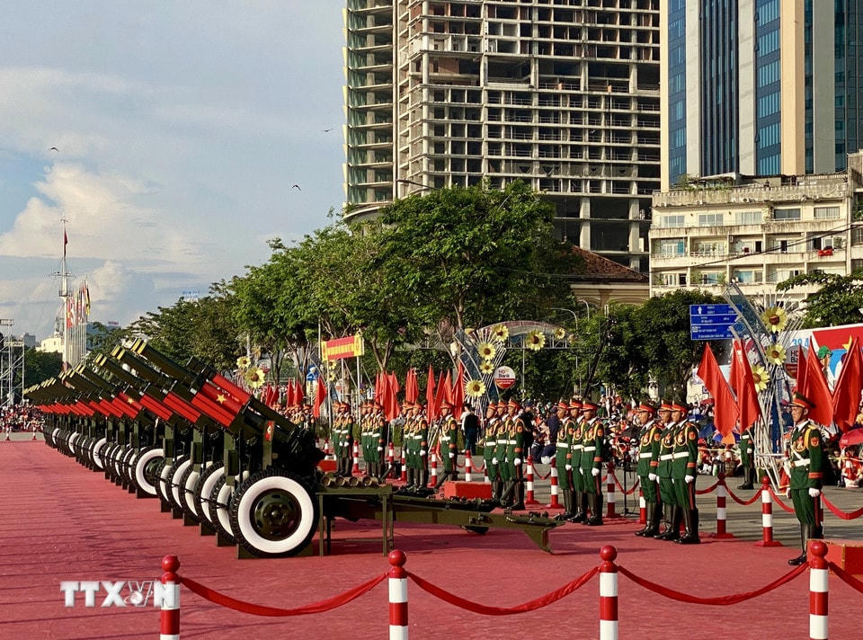Các chiến sỹ chuẩn bị khai hỏa đại bác. (Ảnh: Hồng Giang/TTXVN)