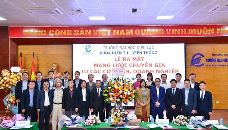 Lãnh đạo Trường Đại học Điện lực và Khoa Điện tử - Viễn thông chụp ảnh lưu niệm với các chuyên gia và các đại biểu tham dự buổi lễ.