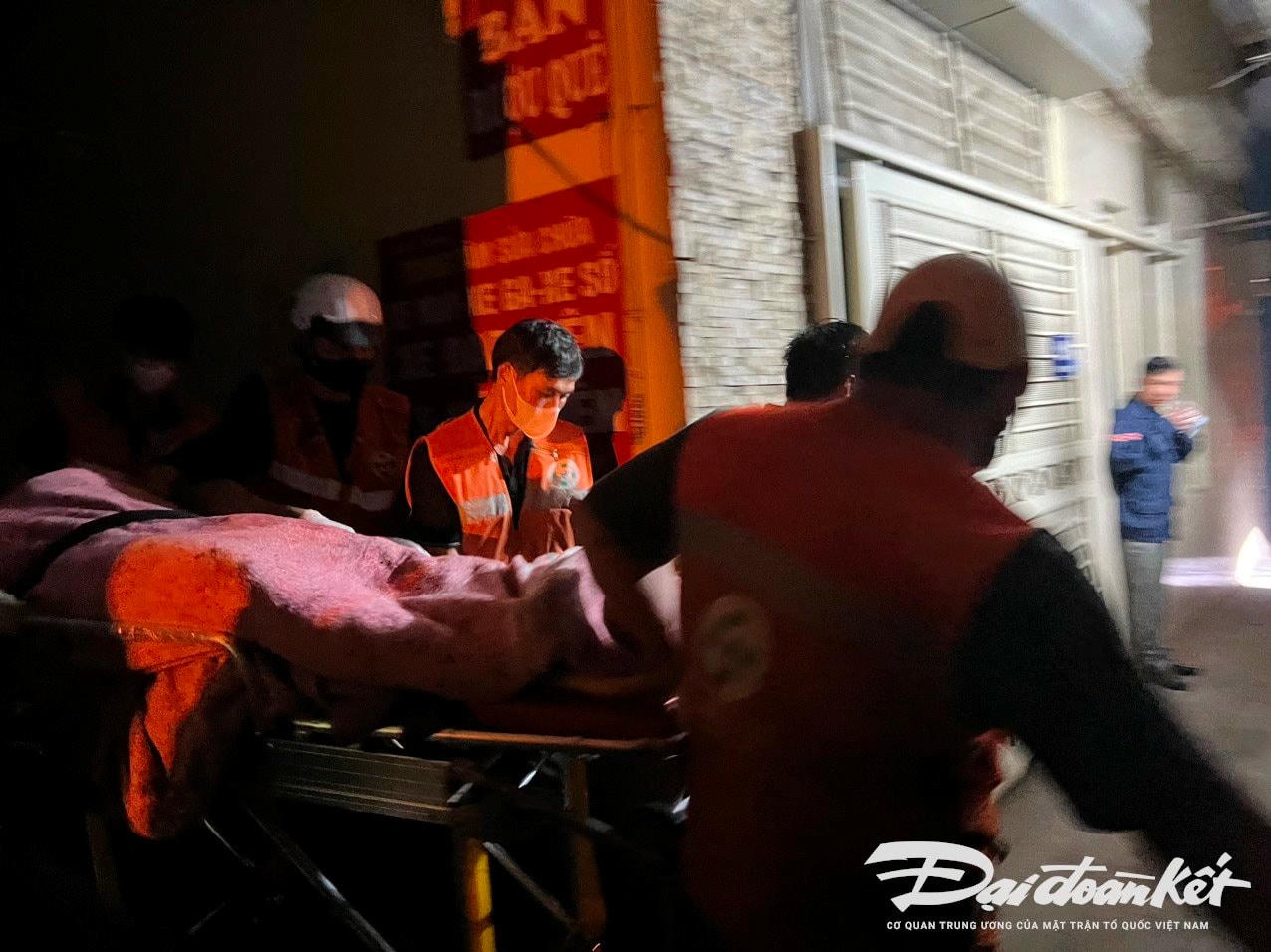 Đến 3h30, nhiều thi thể được bọc túi nilon đưa ra ngoài. 