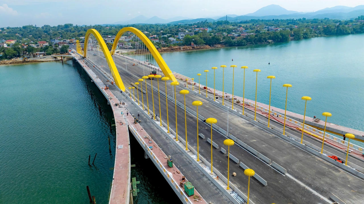Vòm thép nổi bật cao hơn 20 m nằm giữa cầu. Màu vàng chủ đạo của cầu và vòm cầu tượng trưng cho sự lộng lẫy vàng son cung đình xưa, đồng thời thể hiện sự ấm áp, phồn thịnh. Mặt khác, trong văn hóa Việt Nam, màu vàng cũng là biểu tượng của sự cao quý. Ảnh: Đ.H.