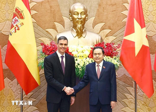 Chủ tịch Quốc hội Trần Thanh Mẫn với Thủ tướng Tây Ban Nha Pedro Sánchez. (Ảnh: Doãn Tấn/TTXVN) ttxvn-chu-tich-quoc-hoi-tran-thanh-man-hoi-kien-thu-tuong-tay-ban-nha-7961852-3.jpg
