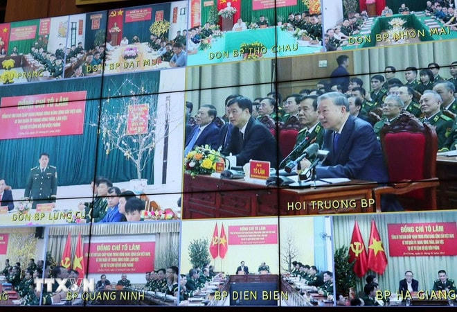 Tổng Bí thư Tô Lâm thăm hỏi, chúc Tết cán bộ, chiến sỹ các đồn biên phòng vùng sâu, vùng xa, vùng biên giới qua cầu truyền hình. (Ảnh: Trọng Đức/TTXVN) ttxvn-tong-bi-thu-to-lam-tham-lam-viec-tai-bo-tu-lenh-bo-doi-bien-phong2201-3.jpg