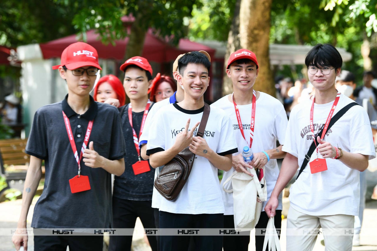 Thí sinh trúng tuyển xét tuyển tài năng 2023 tham gia Chương trình Chào mừng Idol xét tuyển tài năng 2023 của Đại học Bách hoa Hà Nội. Ảnh: Đại học Bách Khoa Hà Nội.