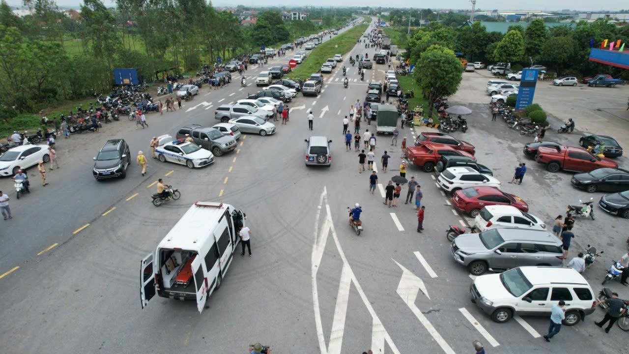 Xe cứu thương cũng đã được huy động đến cầu Phong Châu. Ảnh: Ngô Hùng.