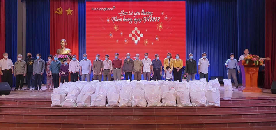 Những suất học bổng được Ngân hàng Kiên Long trao tặng đến những em học sinh nghèo có thành tích vượt khó trong học tập