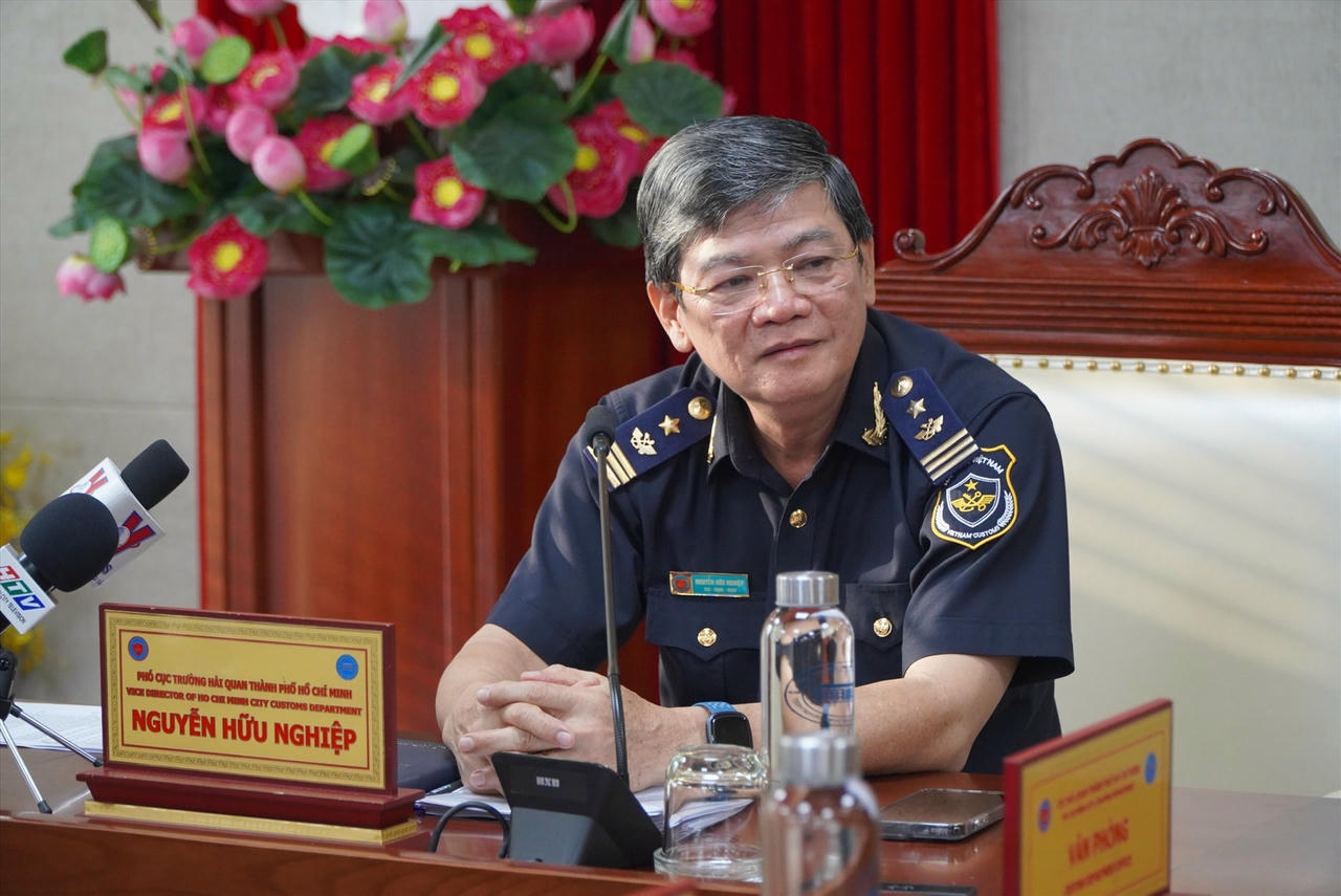 Ông Nguyễn Hữu Nghiệp cung cấp thông tin cho báo chí về việc 4 tiếp viên hàng không vận chuyển ma túy về Việt Nam.