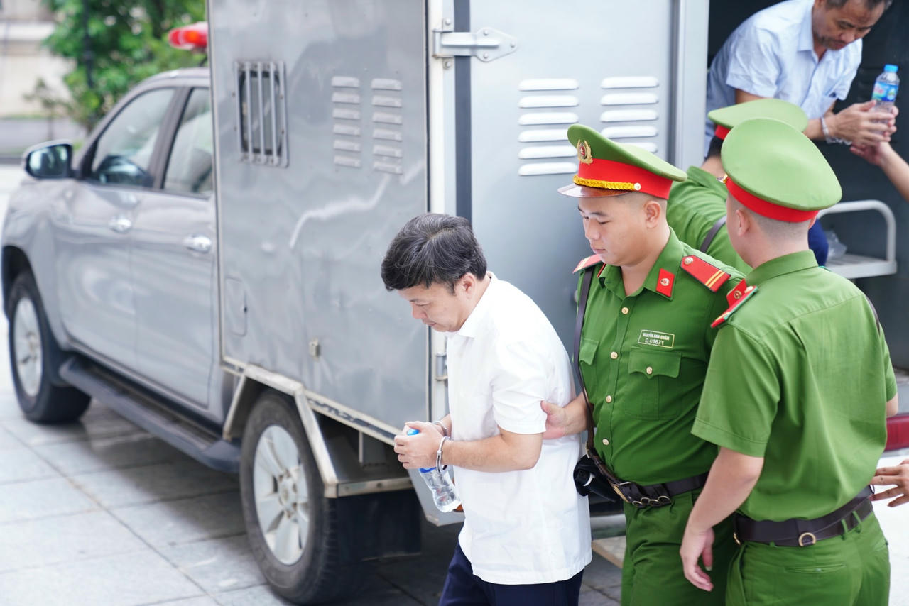 Trong vụ án này, ngoài ông Chung còn có 14 người bị truy tố về các tội 