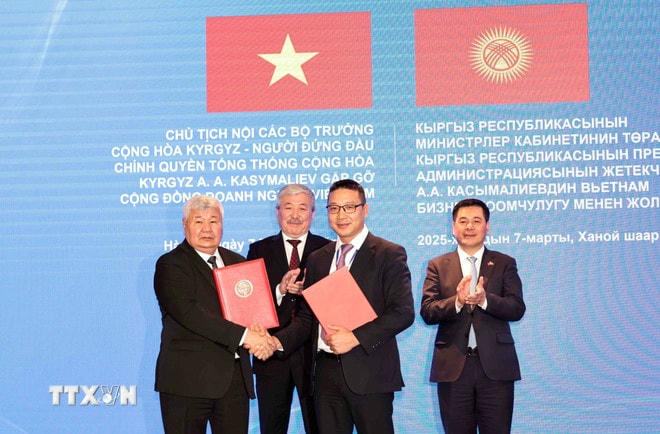Lễ trao Biên bản được ký kết giữa Bộ Công Thương Việt Nam, Bộ Năng lượng Kyrgyzstan với các doanh nghiệp Việt Nam. (Ảnh: Trần Việt/TTXVN) ttxvn-thuc-day-hop-tac-thuong-mai-dau-tu-viet-nam-kyrgyzstan-0603-4.jpg