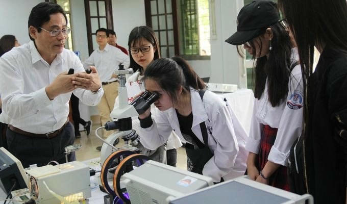 Tìm hiểu về chương trình Kỹ thuật Vi điện tử và Công nghệ Nano tại Đại học Bách khoa Hà Nội. Ảnh: Lan Anh.