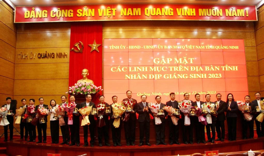 2160620_cac_dong_chi_lanh_dao_tinh_tang_hoa_chuc_mung_cac_linh_muc_13401318.jpg