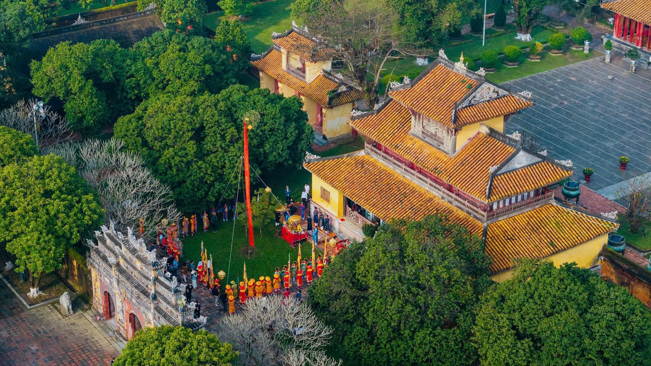 Nghi lễ Thướng Tiêu (hay còn gọi là lễ dựng nêu), là một trong những nghi lễ quan trọng vào đầu năm mới của triều đình nhà Nguyễn. Ngoài quan niệm tâm linh dân gian, lễ Thướng Tiêu còn có mục đích báo hiệu ngày Tết đã đến. Ảnh: T.T.