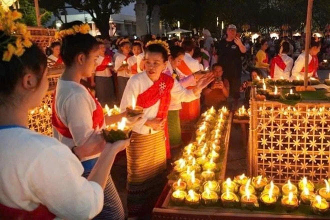 Nghi lễ thắp đèn “phang pateet” tượng trưng cho sự mở ra ánh sáng của sự sống, tại phố cổ Chiang Mai. (Ảnh: TTXVN phát) z6468924126476-ce9f3556176ec32781c69bc98c6afef9.jpg