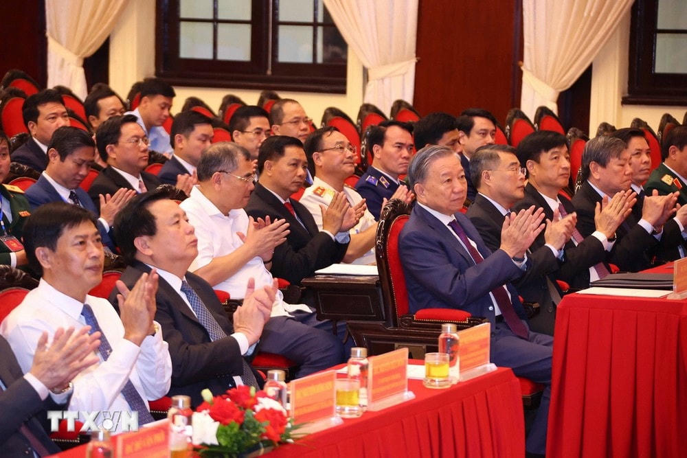 Tổng Bí thư, Chủ tịch nước Tô Lâm với các đại biểu dự khai giảng Lớp bồi dưỡng. (Ảnh: Văn Điệp/TTXVN) ttxvn_khai giang Uy vien TW Dang (2).jpg