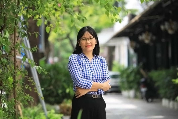 Nhà báo Nguyên Hoa