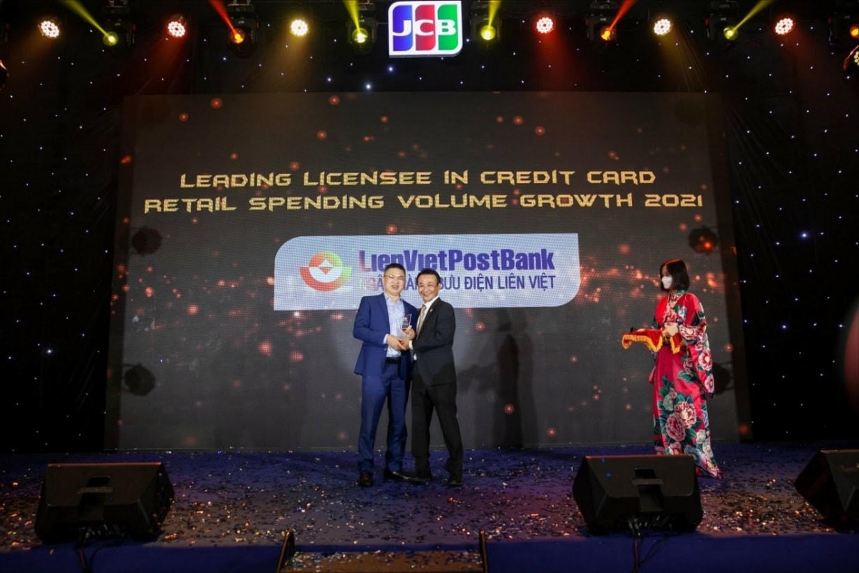 Ông Nguyễn Bá Tuyến – Phó Giám đốc Khối Ngân hàng số đại diện LienVietPostBank nhận Cup tại chương trình The land of Happiness JCB Vietnam Conference 2022 ngày 05/08/2022 tại Đà Nẵng.