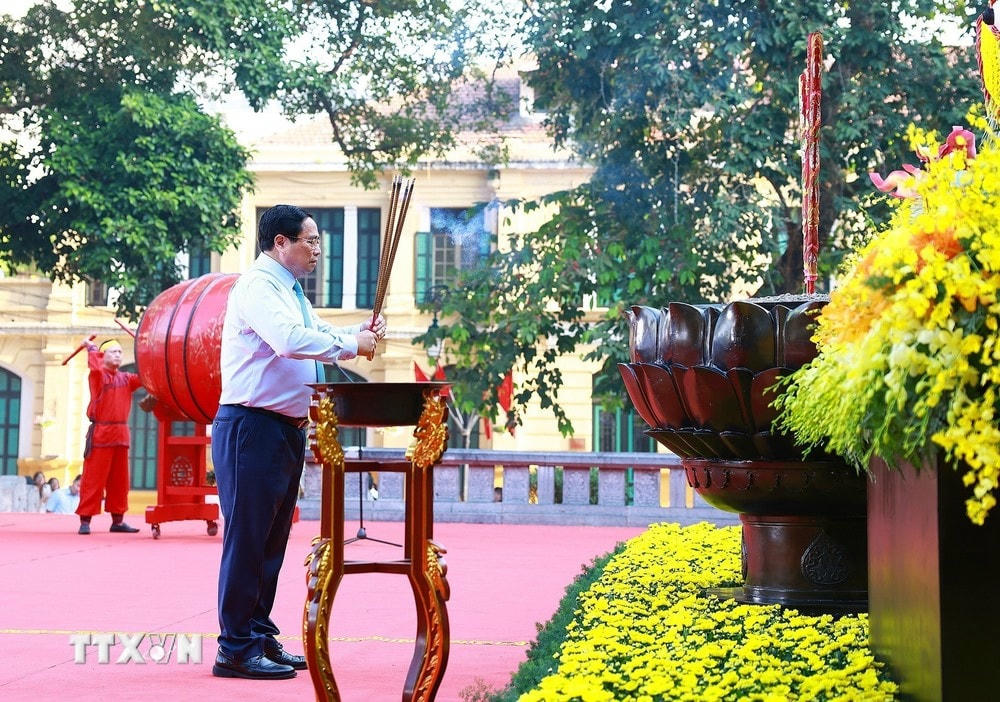 Thủ tướng Phạm Minh Chính dâng hương tại Tượng đài vua Lý Thái Tổ. (Ảnh: Dương Giang/TTXVN) ttxvn_ha noi vi hoa binh (4).jpg