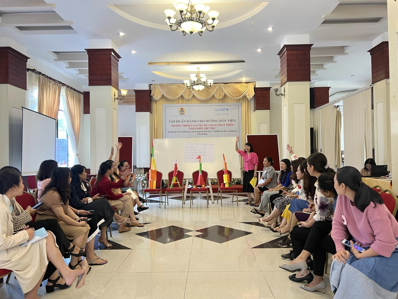 Cán bộ công đoàn tham gia thảo luận sôi nổi và hiệu quả.