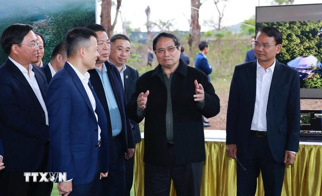 Thủ tướng Phạm Minh Chính khảo sát dự án Khu du lịch nghỉ dưỡng sinh thái Tam Đảo 2 tại thị trấn Đại Đình, huyện Tam Đảo. (Ảnh: Dương Giang/TTXVN) ttxvn-thu-tuong-tham-khao-sat-mot-so-du-an-tai-tinh-vinh-phuc-16-8.jpg