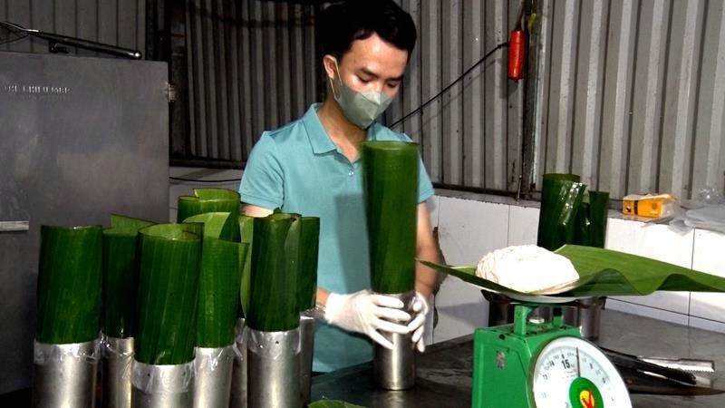 Sản phẩm giò chả Chín Hồng là sự kết hợp giữa kinh nghiệm truyền thống làm giò chả lâu đời của gia đình với kỹ thuật máy móc hiện đại.