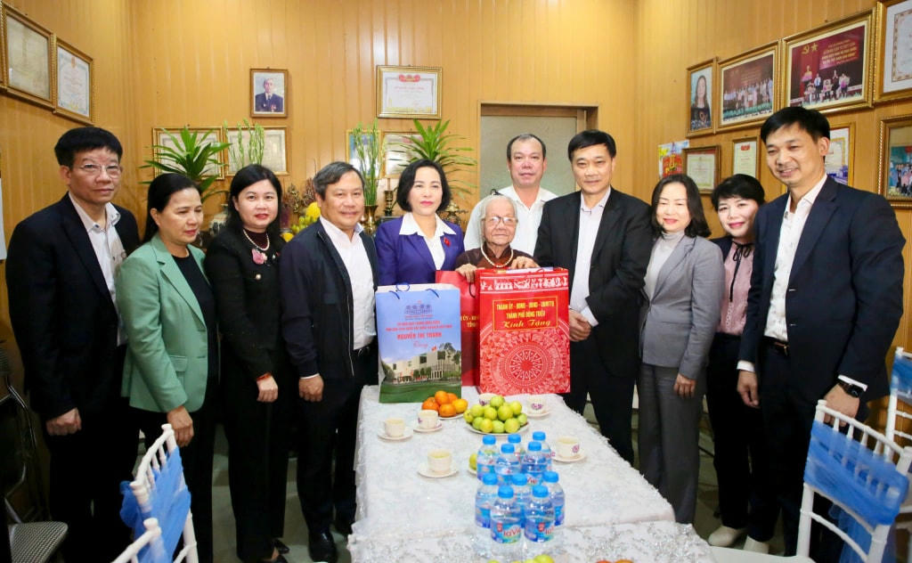 Phó Chủ tịch Quốc hội Nguyễn Thị Thanh và Bí thư Tỉnh ủy Vũ Đại Thắng thăm, tặng quà cho Mẹ Việt Nam anh hùng Nguyễn Thị Phương,