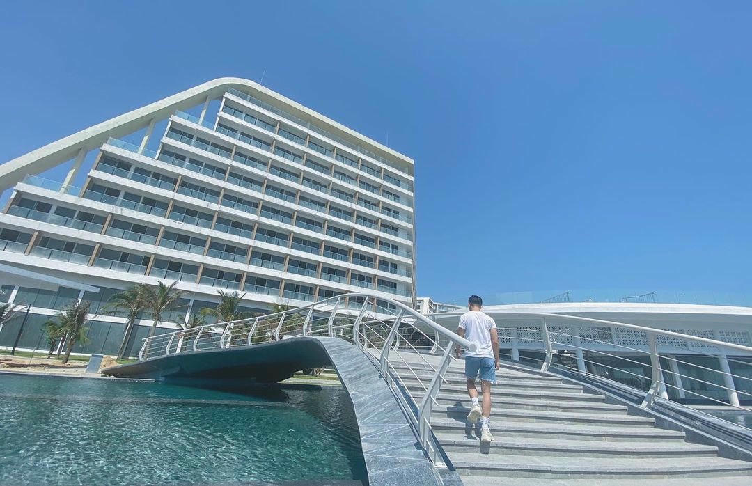 Nổi bật trong cả quần thể là 2 tòa khách sạn FLC Luxury Hotel Quy Nhon, FLC Grand Hotel Quy Nhon có quy mô cực ấn tượng uốn lượn dọc theo bãi biển Nhơn Lý. Các khách sạn sở hữu thiết kế độc đáo giúp toàn bộ phòng nghỉ đều hướng biển, với cửa sổ lớn đón nắng gió, tiếp nối cùng ban công trong suốt khoáng đạt để bạn cảm nhận trọn vẹn bầu không khí sảng khoái và trong lành nơi đây. (Ảnh: huynhbao.dat)