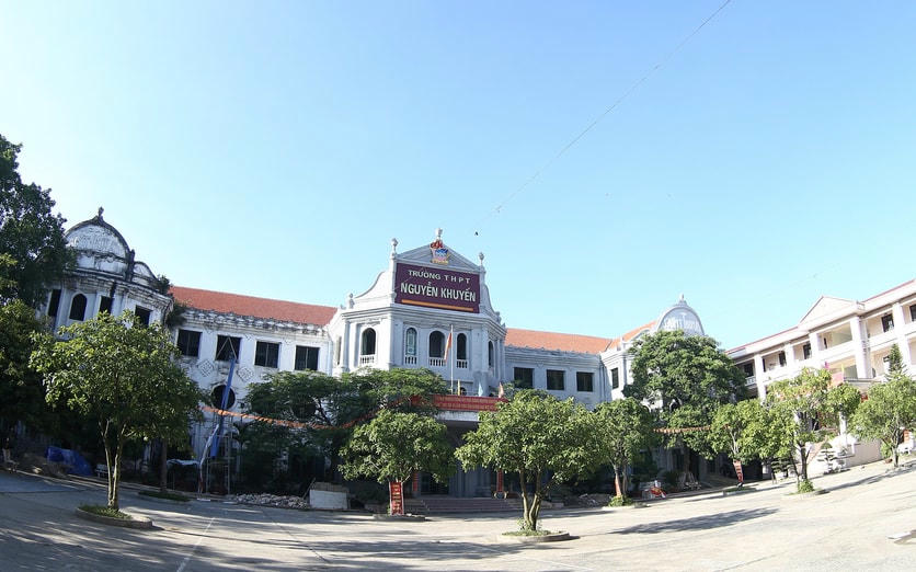 Là thành phố do người Pháp quy hoạch, thành lập, ngày nay Thành Nam vẫn còn rất nhiều công trình được xây dựng theo kiến trúc nổi tiếng của Pháp. Trong ảnh: Trường THPT Nguyễn Khuyến, xưa là Trường Sainthomas (Xanh Tô-ma, xây dựng năm từ 1924)