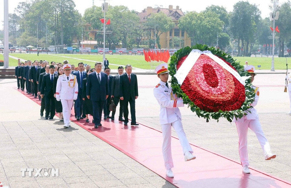 Tổng Bí thư, Chủ tịch nước Trung Quốc Tập Cận Bình đặt vòng hoa và vào Lăng viếng Chủ tịch Hồ Chí Minh. (Ảnh: Phạm Kiên/TTXVN)