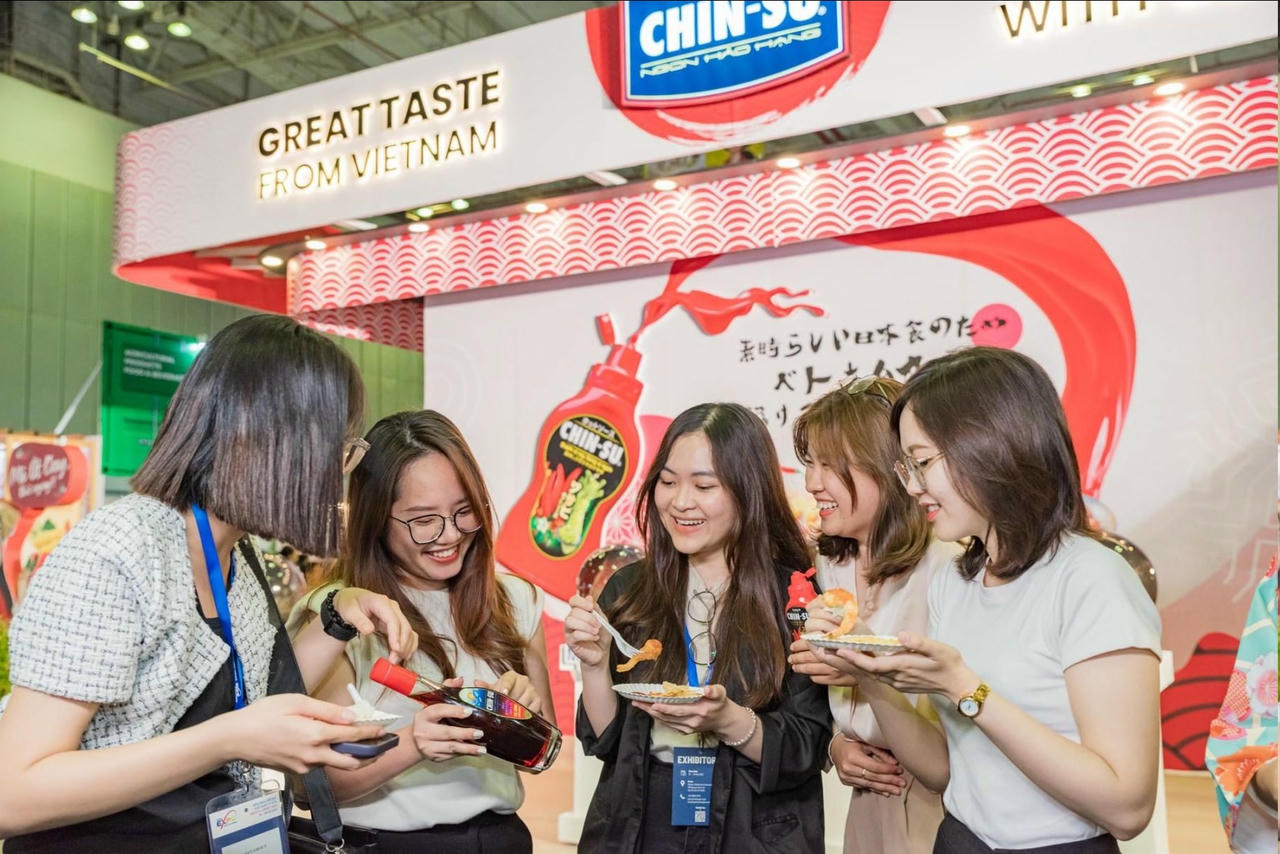 Nếu vị cay nồng của tương ớt Chin-su giúp món ăn “bùng nổ” thì vị đậm đà của nước mắm Chin-su đã góp phần thăng hoa hương vị cho nhiều đặc sản.