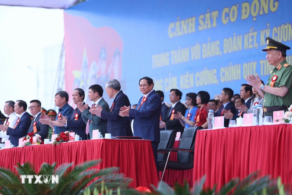 Thủ tướng Phạm Minh Chính và các đại biểu dự Lễ kỷ niệm 50 năm Ngày truyền thống Lực lượng Cảnh sát Cơ động. (Ảnh: Dương Giang/TTXVN) TTXVN_1404Thutuong4.jpg