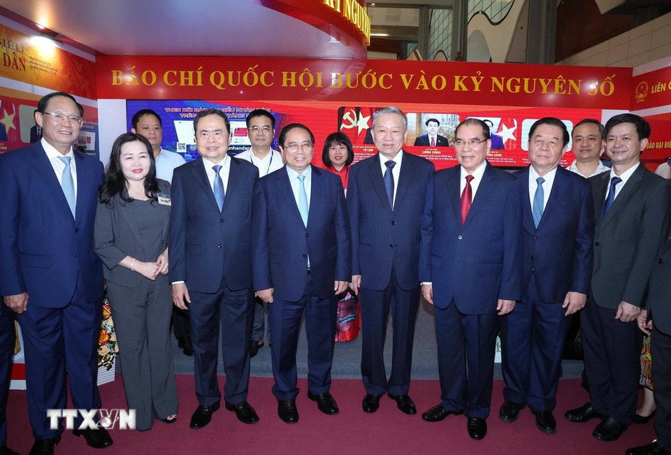 Tổng Bí thư Tô Lâm, các đồng chí lãnh đạo, nguyên lãnh đạo Đảng, Nhà nước và các đại biểu tham quan triển lãm ảnh, tư liệu, hiện vật lịch sử về truyền thống 100 năm Ngày Báo chí cách mạng Việt Nam; thành tựu xu hướng phát triển báo chí trong kỷ nguyên mới; trưng bày các thiết bị, ứng dụng công nghệ báo chí- truyền thông hiện đại. (Ảnh: Thống Nhất/TTXVN)