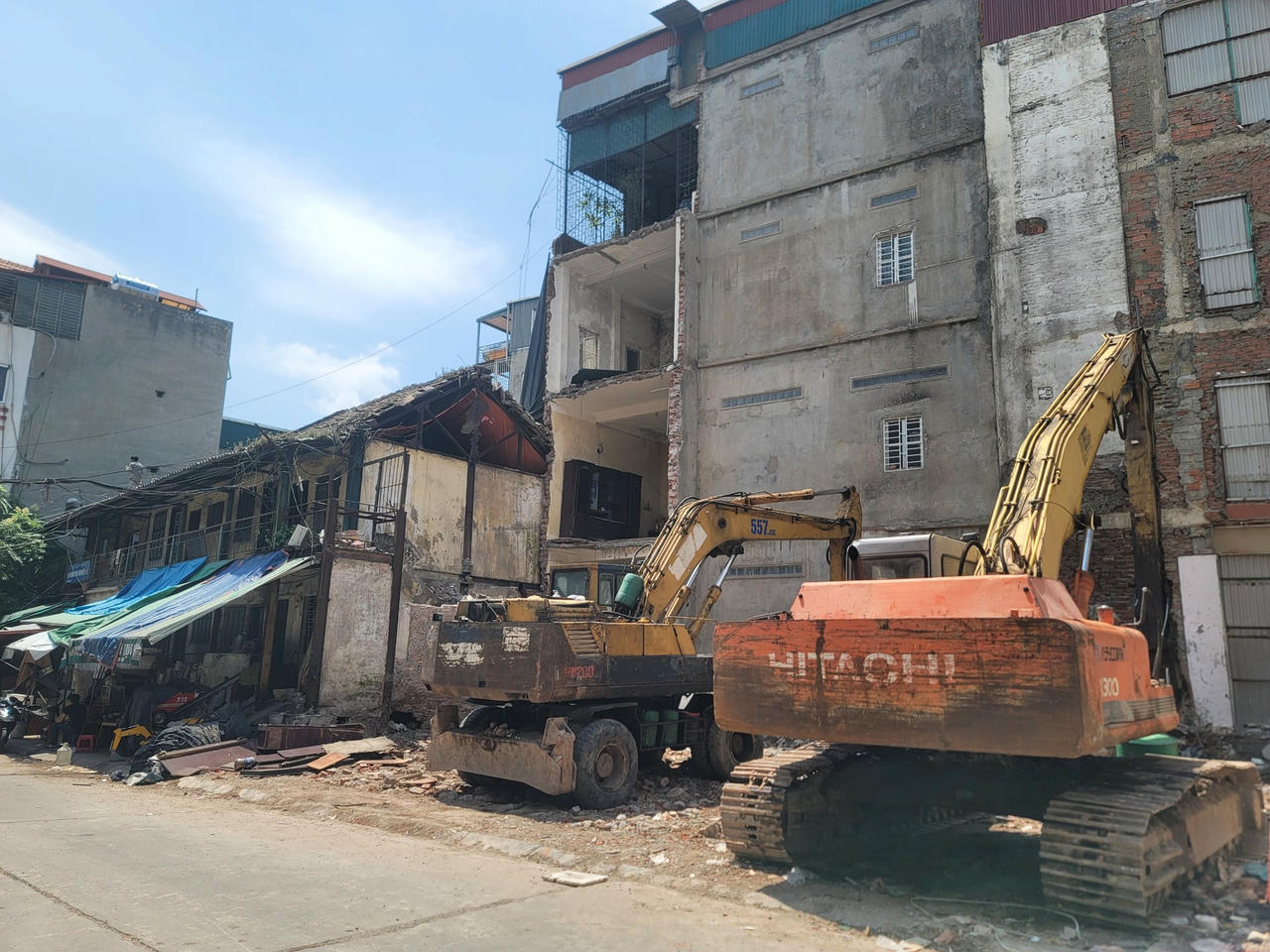 Sau khi phá dỡ những nhà đồng ý trả mặt bằng từ trước, máy móc, thiết bị