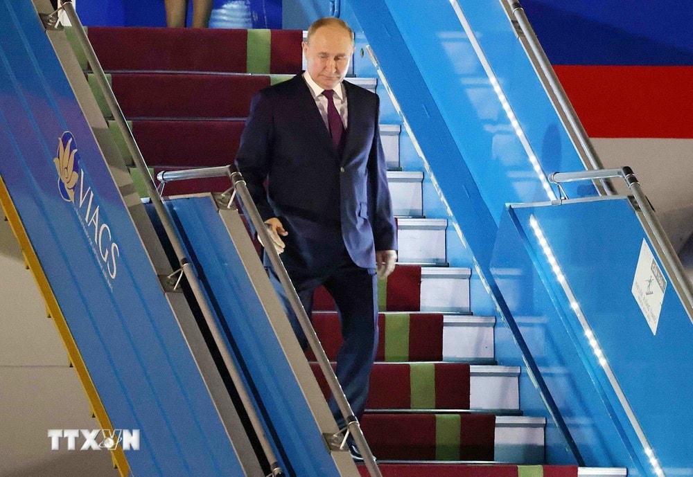 Tổng thống Liên bang Nga Vladimir Putin đến Sân bay quốc tế Nội Bài. (Ảnh: Phạm Kiên/TTXVN) ttxvn_tong_thong_lb_nga_vladimir_putin_den_ha_noi_2006-5.jpg