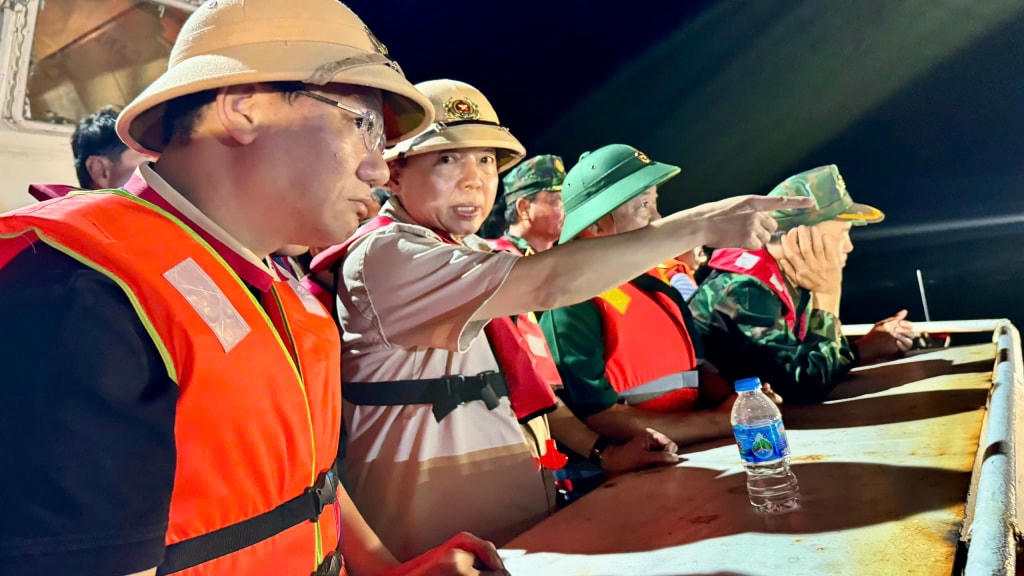 Phó Thủ tướng Chính phủ Trần Hồng Hà cùng các đồng chí lãnh đạo tỉnh Quảng Ninh trực tiếp chỉ đạo tại hiện trường. Ảnh PV.