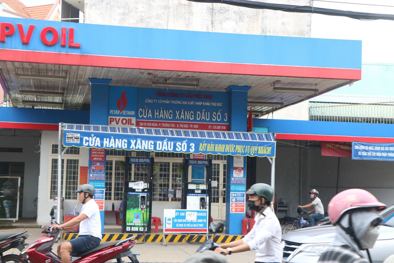 Các cửa hàng thông báo hết xăng vì thiếu nguồn cung.
