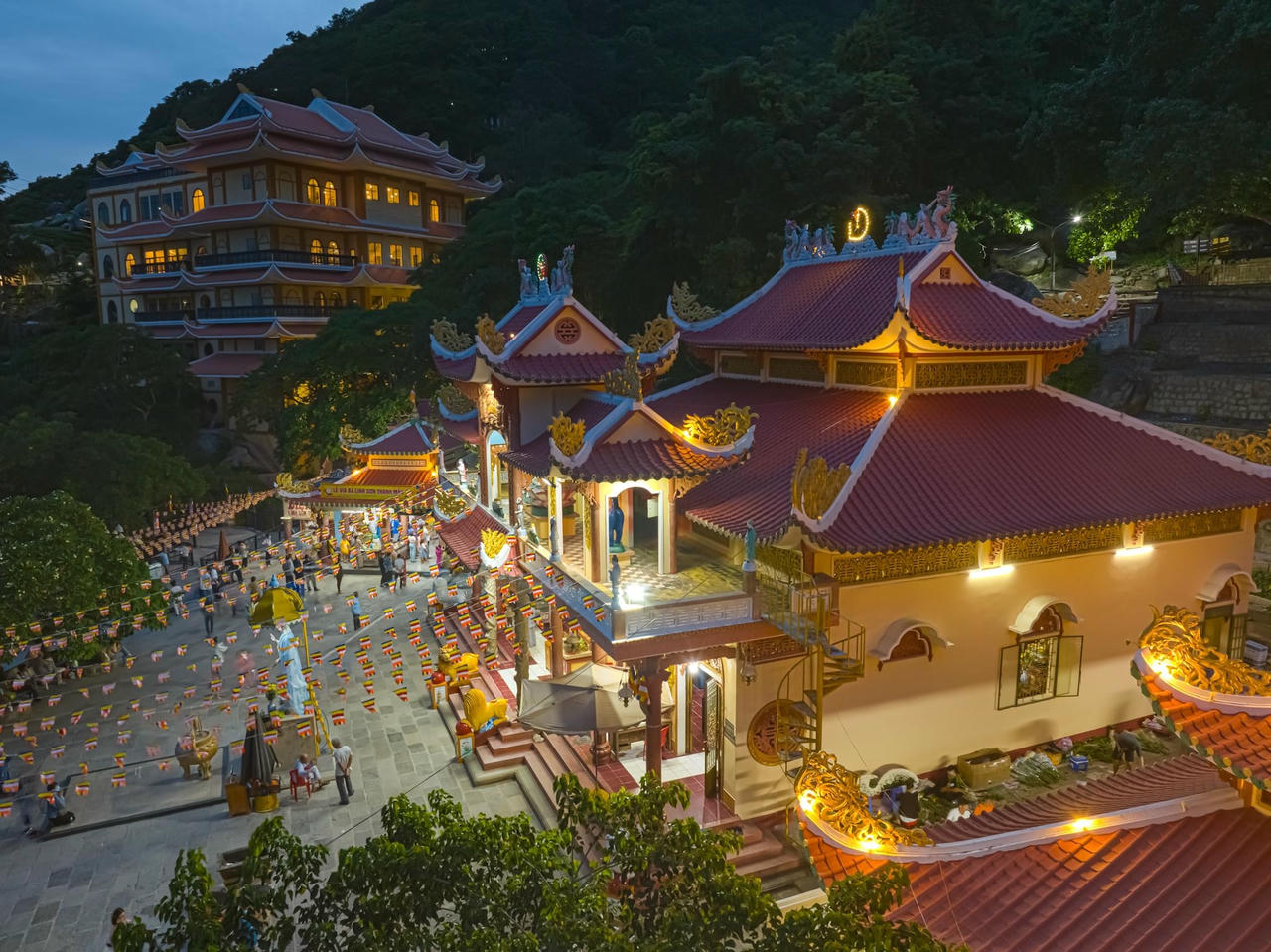 Hệ thống chùa Bà sẽ trang hoàng rực rỡ mừng Lễ Vu Lan. Ảnh: Ngô Trần Hải An.